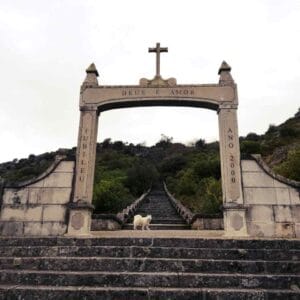 Sanktuarium z widokiem na Atlantyk - brama