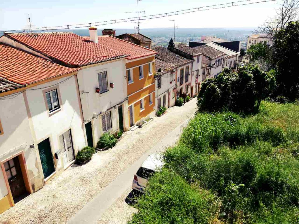 Abrantes - ulica z szeregowymi domkami