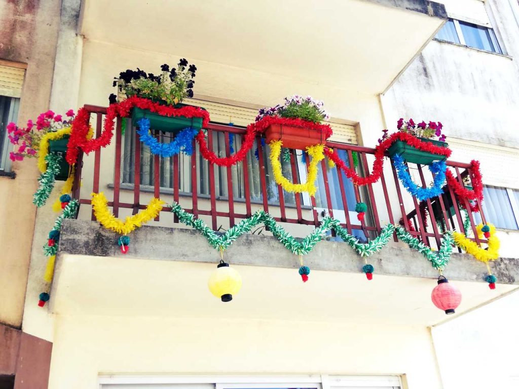 Festiwal św. Jana w Portugalii - dekoracje balkonowe