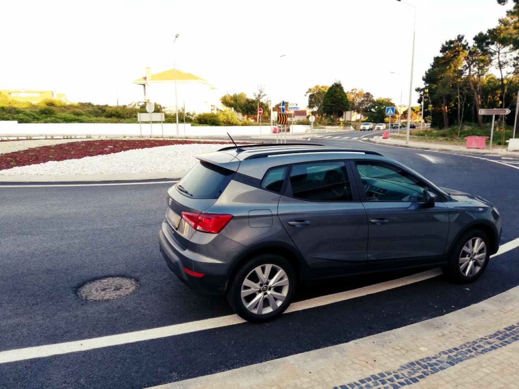 Jazda samochodem po Portugalii - parkowanie na rondzie