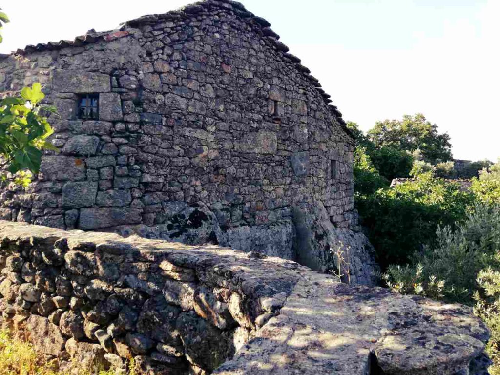 Sortelha - stary dom z kamienia