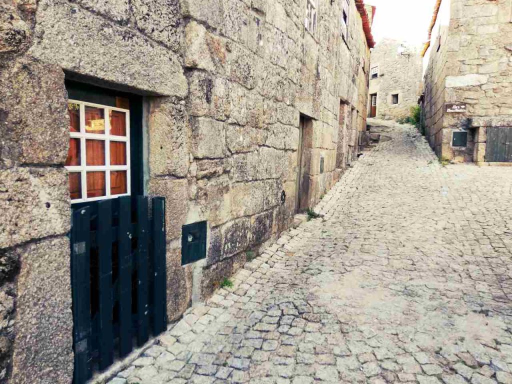 Sortelha - ulica i drzwi