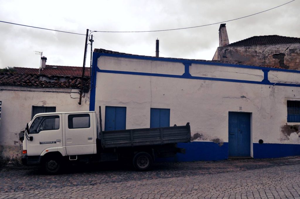 Ryż portugalski, sosny piniowe i Torrão w Alentejo - samochód