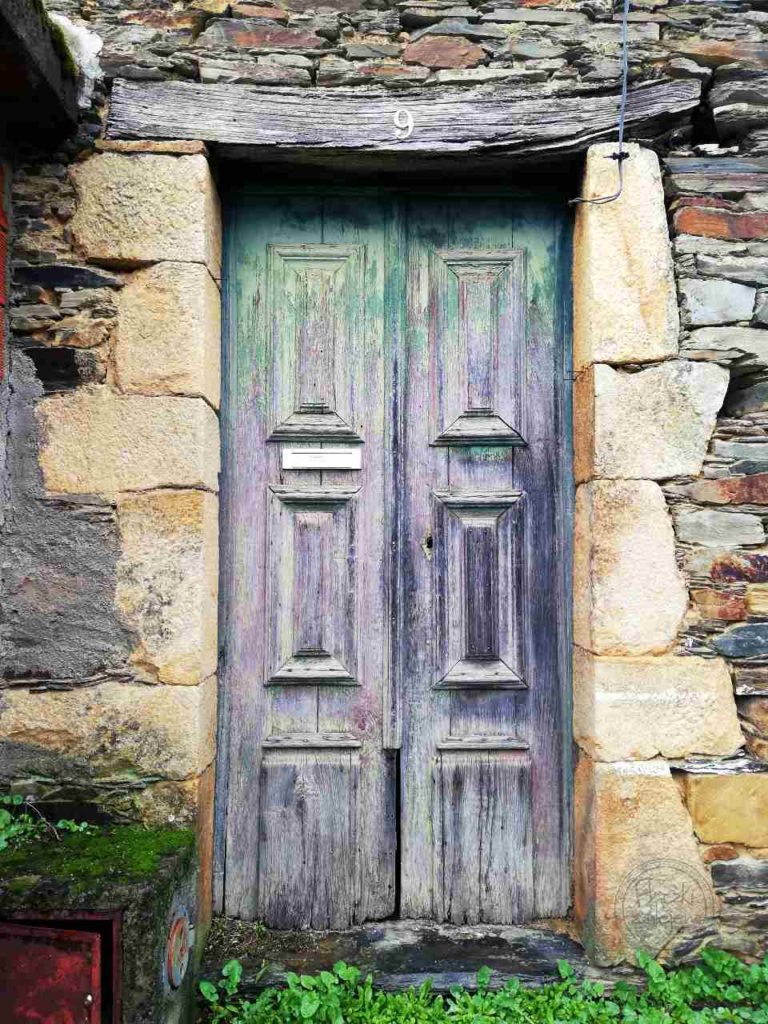 Cabeça - Portugalia - stare drzwi