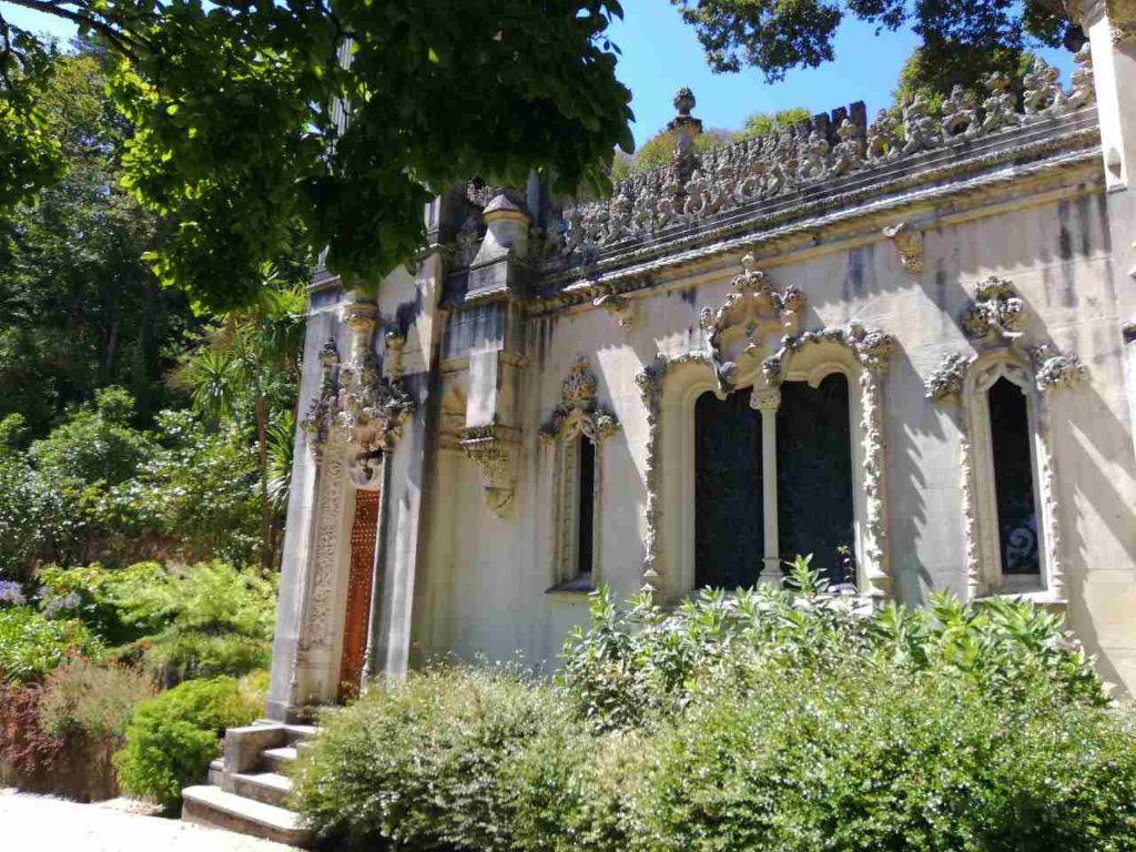 Quinta da Regaleira - Sintra - kaplica wśród zieleni