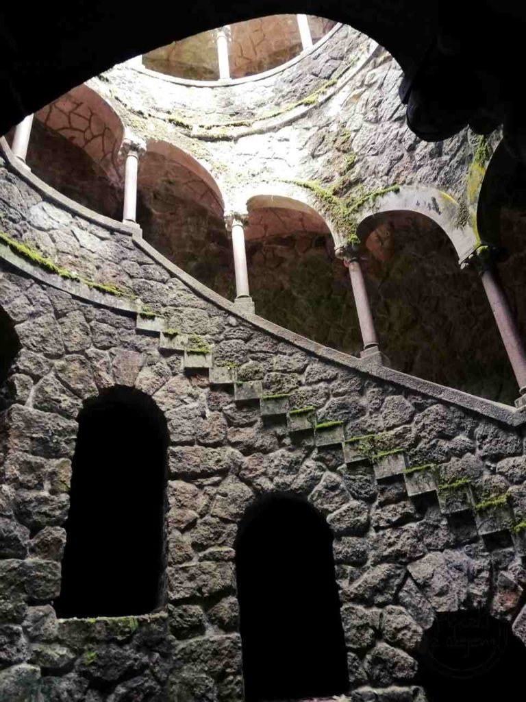 Quinta da Regaleira - Sintra - Studnia Inicjacji - schody