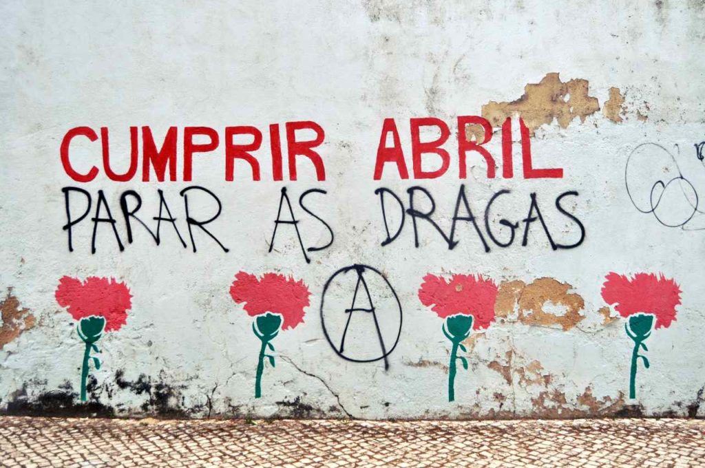 Goździk - kwiat rewolucji portugalskiej - mur