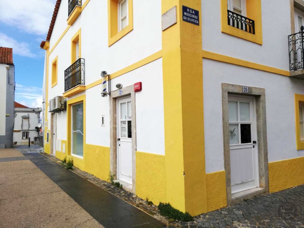 Grândola - żółte zdobienia domów