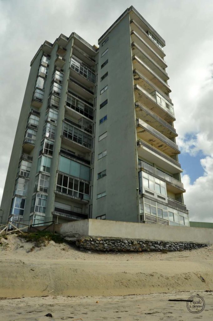Erozja wybrzeża portugalskiego - apartamentowiec - Ofir