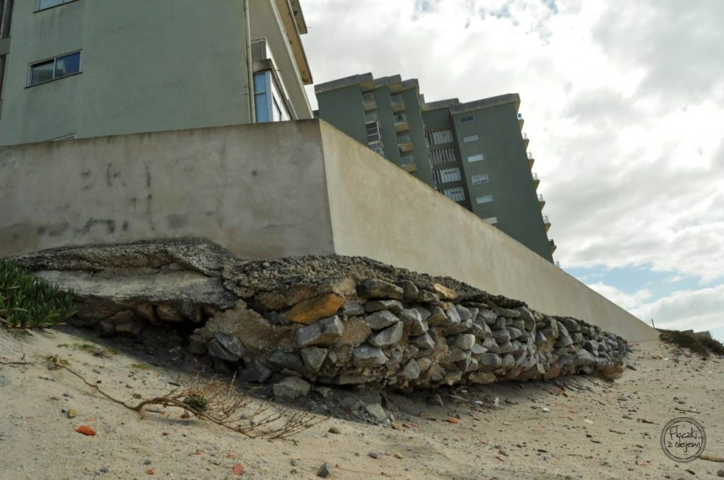 Erozja wybrzeża portugalskiego - fundament domów