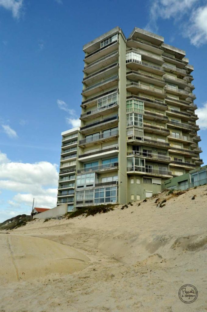 Erozja wybrzeża portugalskiego - plaża w Ofir