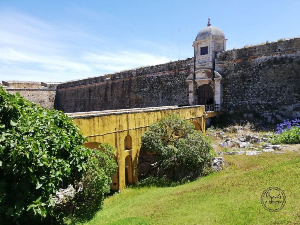 Fort w Peniche - wejście - Portugalia