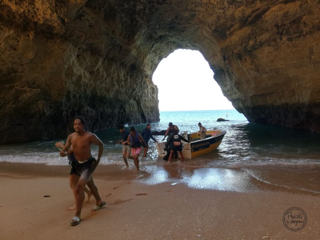 Jaskinia Benagil w Portugalii - łódź