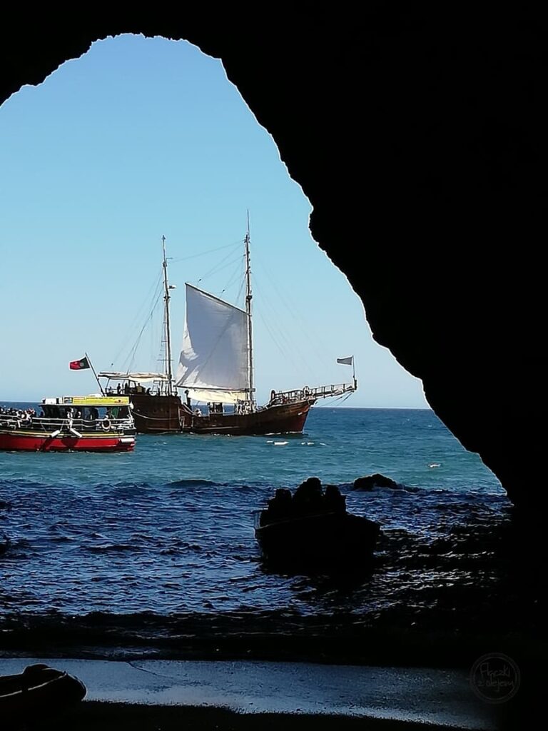 Jaskinia Benagil w Portugalii - statek piratów