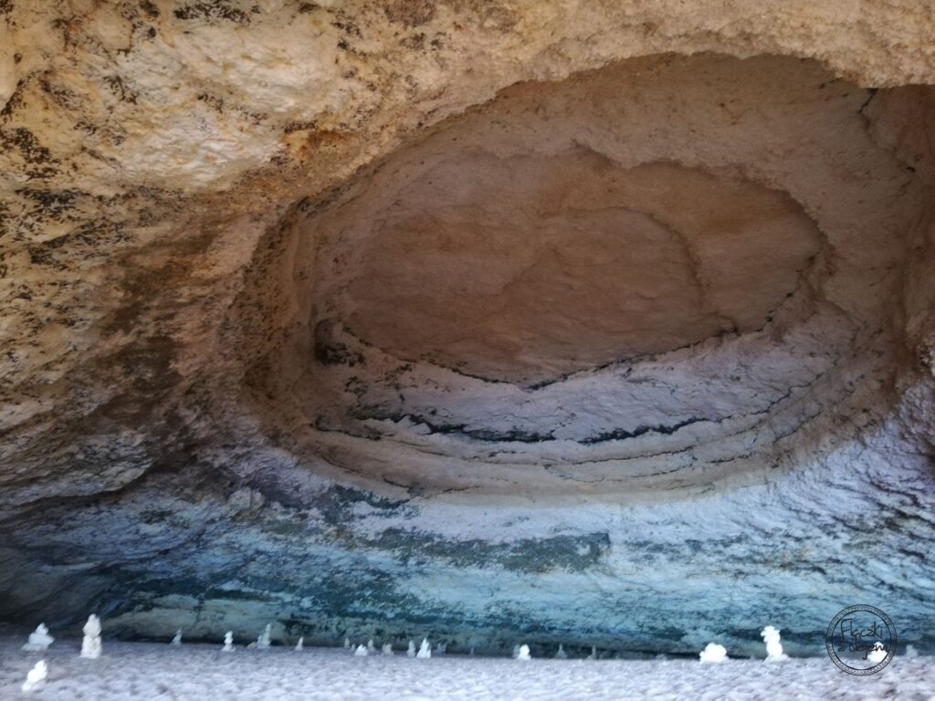 Wnętrze jaskini Benagil w Portugalii