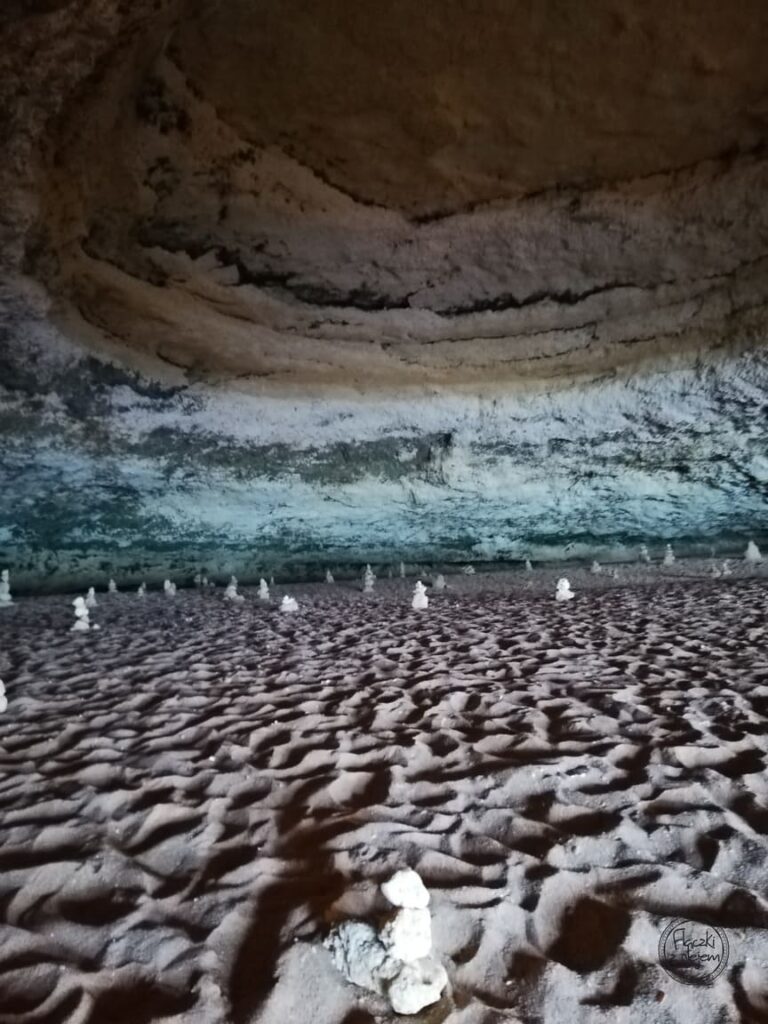 Zakamarki jaskini Benagil w Portugalii