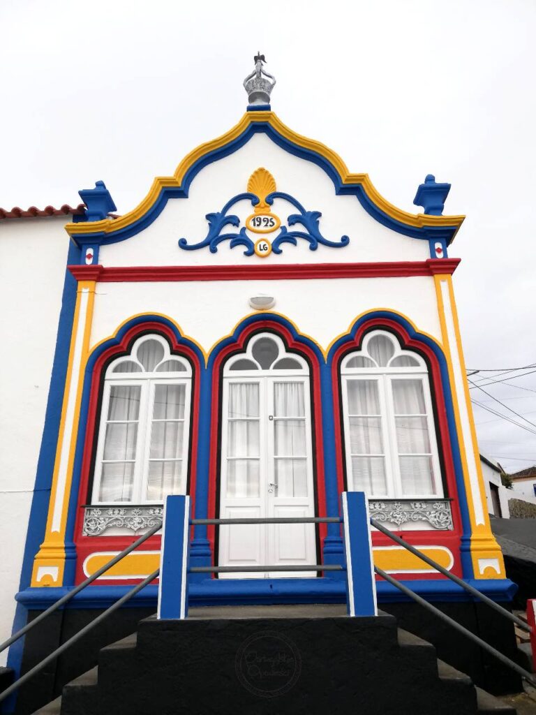 Azory - Wyspa Terceira -kaplica różnokolorowa