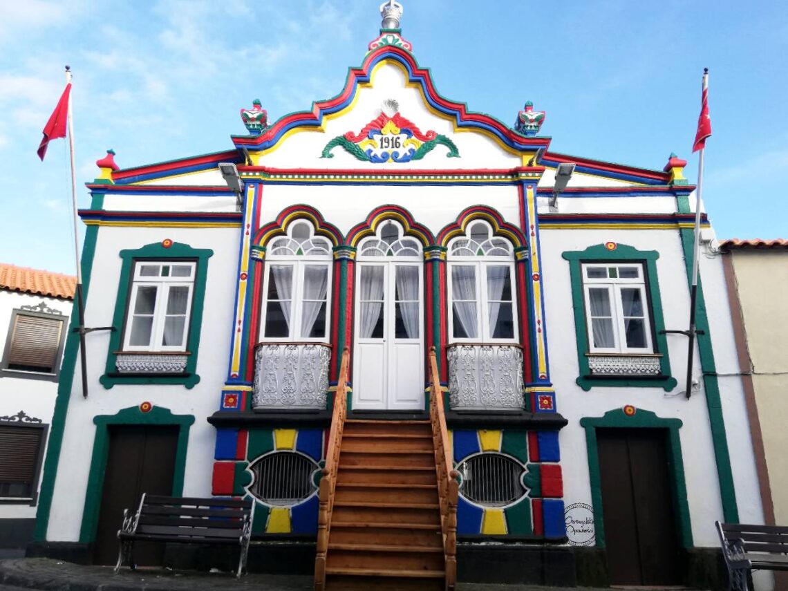 Azory - Wyspa Terceira -kaplice w różnych kolorach