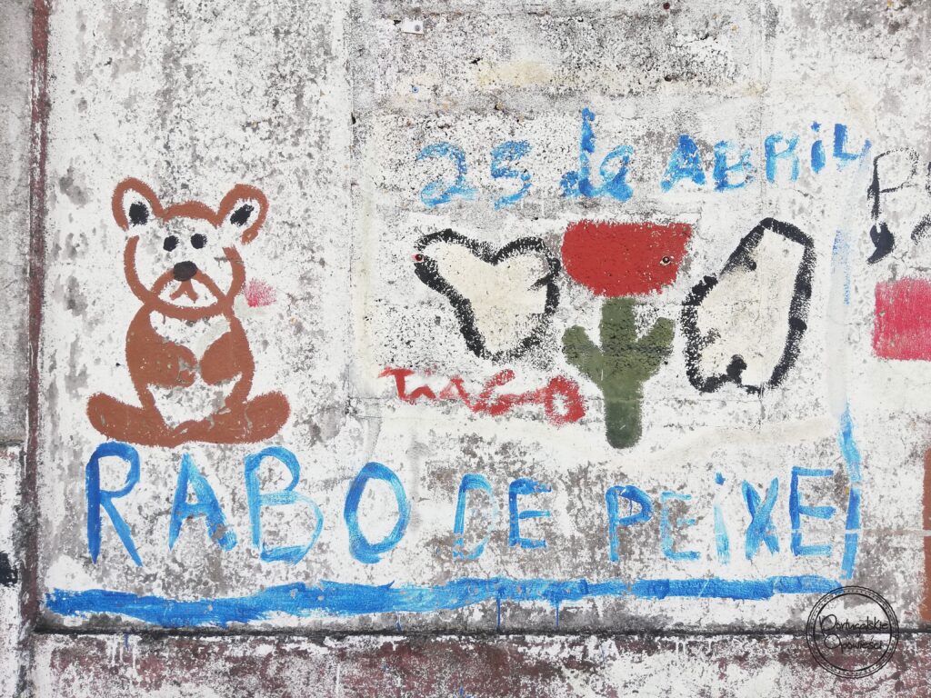 Rabo de Peixe - napis na murze - 25 kwietnia